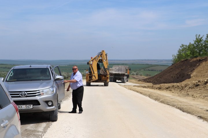 VESTE BUNĂ pentru enoriași. Lucrările de reparație a drumului, care duce spre mănăstirea Chistoleni, sunt pe ultima sută de metri