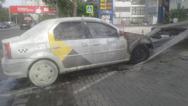 Un taxi a luat foc la o stație PECO din Capitală. Incendiul a distrus motorul și bancheta din față 