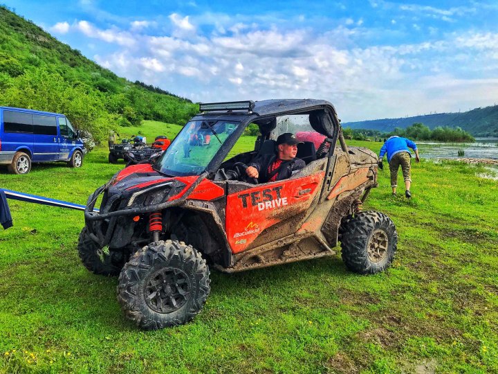 Show pe patru roţi la Șoldănești: 20 de persoane au participat la o cursă off-road cu ATV-uri