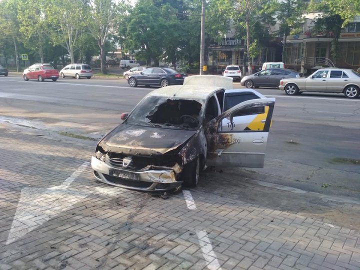 Un taxi a luat foc la o stație PECO din Capitală. Incendiul a distrus motorul și bancheta din față 