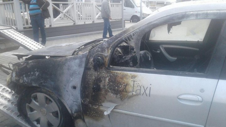 Un taxi a luat foc la o stație PECO din Capitală. Incendiul a distrus motorul și bancheta din față 