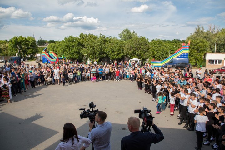 Pavel Filip la hramul din satul Sireți. De ce surprize au mai avut parte localnicii (FOTO)