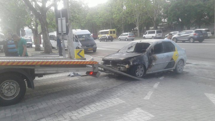 Un taxi a luat foc la o stație PECO din Capitală. Incendiul a distrus motorul și bancheta din față 