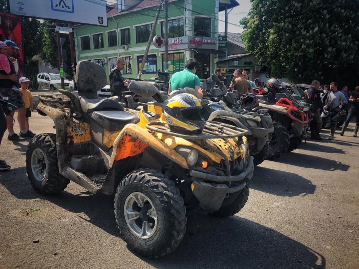 Show pe patru roţi la Șoldănești: 20 de persoane au participat la o cursă off-road cu ATV-uri