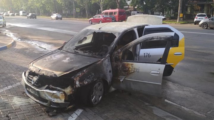 Un taxi a luat foc la o stație PECO din Capitală. Incendiul a distrus motorul și bancheta din față 