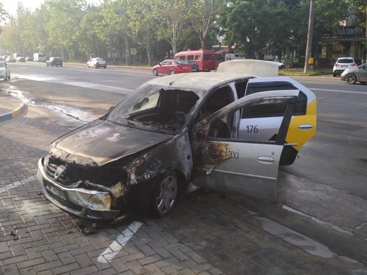 Un taxi a luat foc la o stație PECO din Capitală. Incendiul a distrus motorul și bancheta din față 