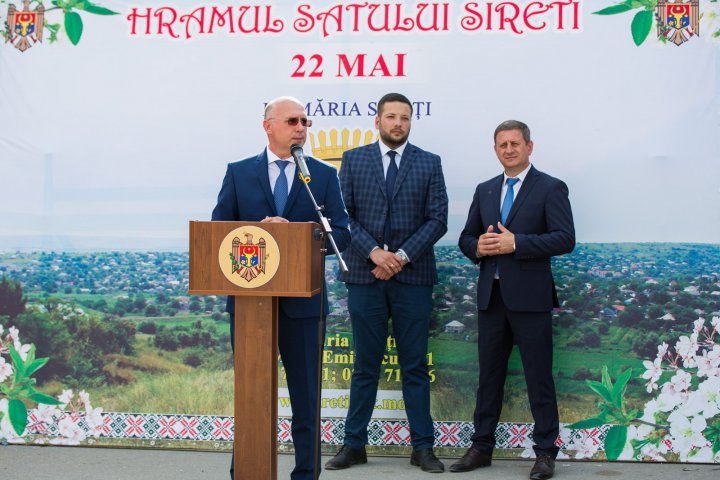 Pavel Filip la hramul din satul Sireți. De ce surprize au mai avut parte localnicii (FOTO)