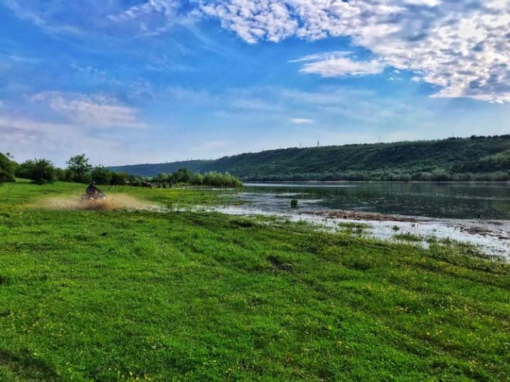 Show pe patru roţi la Șoldănești: 20 de persoane au participat la o cursă off-road cu ATV-uri