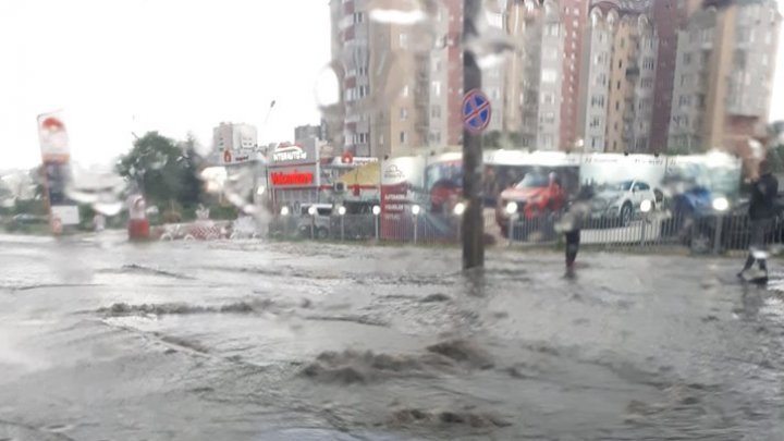 Ploaia a pus stăpânire pe Capitală. Mai multe străzi au fost inundate (VIDEO)