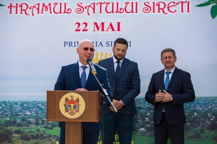 Pavel Filip la hramul din satul Sireți. De ce surprize au mai avut parte localnicii (FOTO)