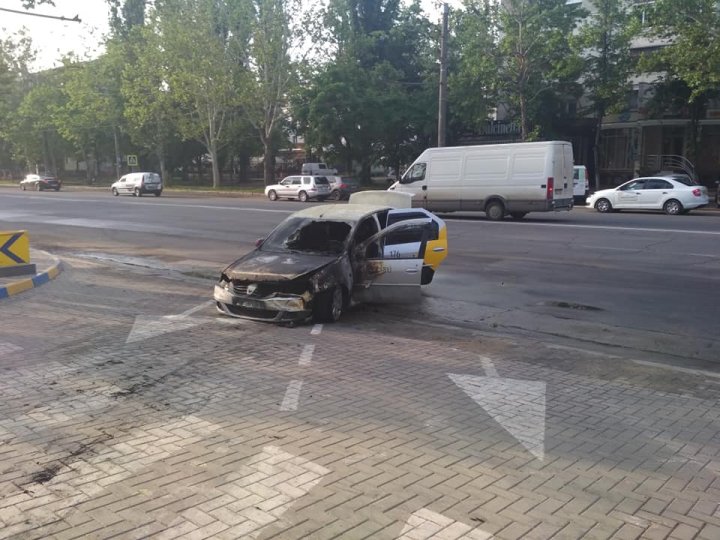 Un taxi a luat foc la o stație PECO din Capitală. Incendiul a distrus motorul și bancheta din față 