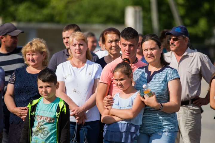 Pavel Filip la hramul din satul Sireți. De ce surprize au mai avut parte localnicii (FOTO)