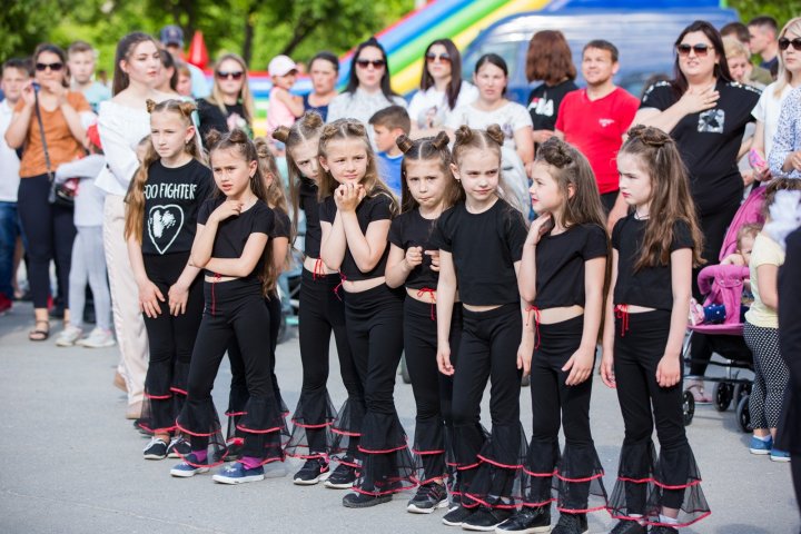 Pavel Filip la hramul din satul Sireți. De ce surprize au mai avut parte localnicii (FOTO)