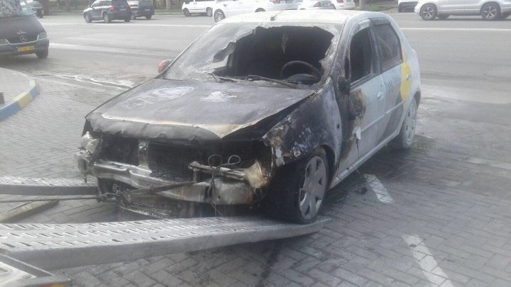 Un taxi a luat foc la o stație PECO din Capitală. Incendiul a distrus motorul și bancheta din față 