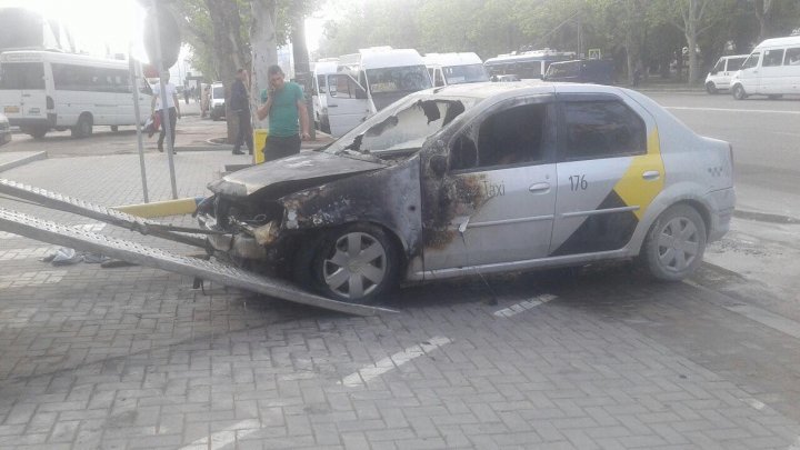 Un taxi a luat foc la o stație PECO din Capitală. Incendiul a distrus motorul și bancheta din față 