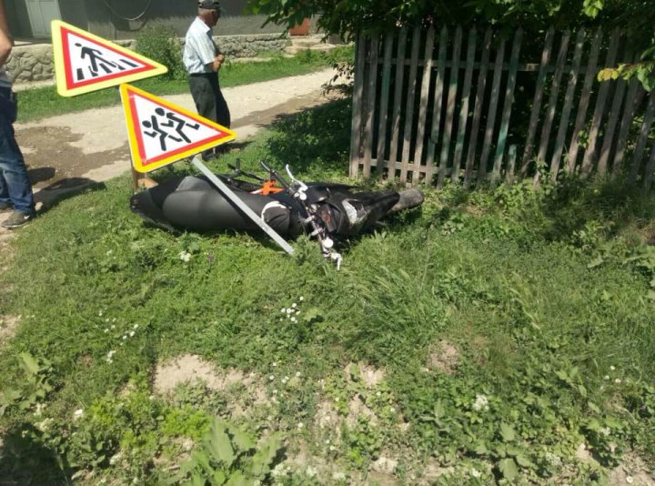 Un motociclist fără permis s-a accidentat, după ce a văzut poliţia de patrulare şi a accelerat (FOTO)