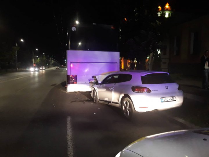 ACCIDENT în Capitală. Un tânăr a intrat cu maşina într-un autocar parcat 