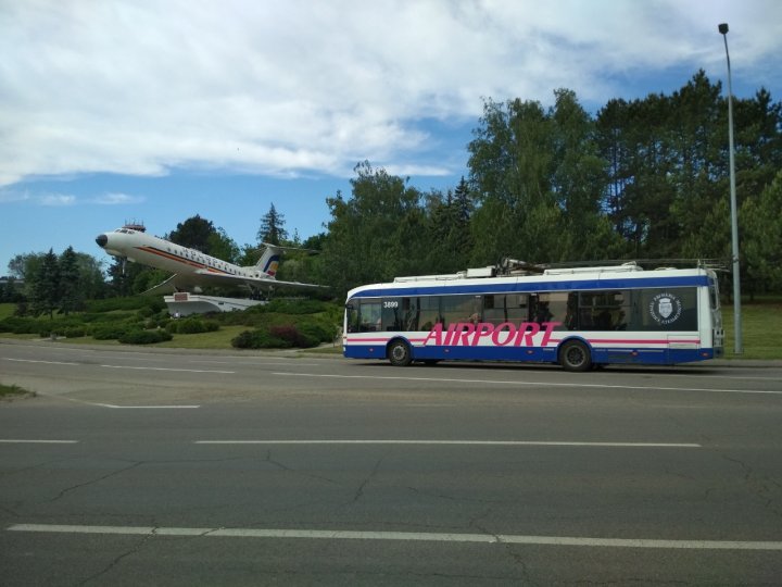 Troleibuzele care circulă spre Aeroport, au un DESIGN nou. Vezi cum arată (FOTO)