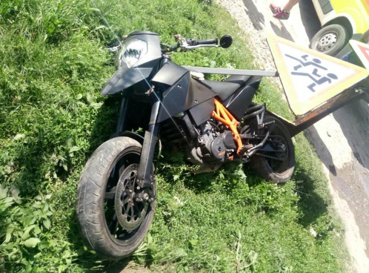 Un motociclist fără permis s-a accidentat, după ce a văzut poliţia de patrulare şi a accelerat (FOTO)