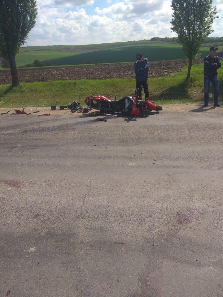 Accident grav la Șoldanești. Un motocilist a pierdut controlul ghidajului și a căzut pe carosabil (FOTO)