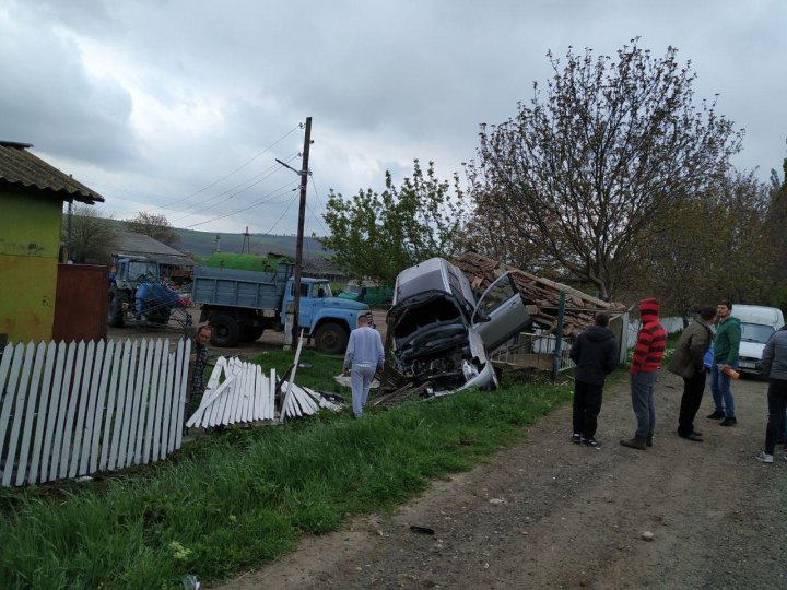 ACCIDENT GRAV în raionul Hânceşti. Cum a ajuns o maşină în gardul unei gospodării (IMAGINI CARE TE LASĂ FĂRĂ CUVINTE)