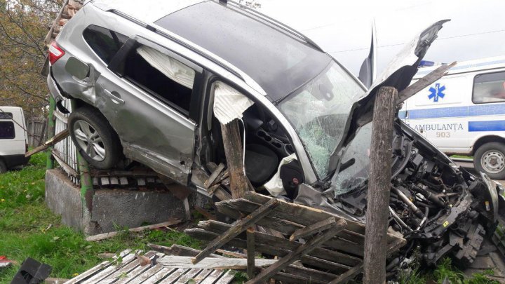 ACCIDENT GRAV în raionul Hânceşti. Cum a ajuns o maşină în gardul unei gospodării (IMAGINI CARE TE LASĂ FĂRĂ CUVINTE)