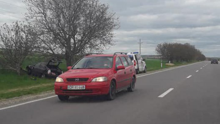 ACCIDENT VIOLENT din cauza vitezei în raionul Cimişlia. Un tânăr a ajuns cu mașina într-un copac (FOTO)