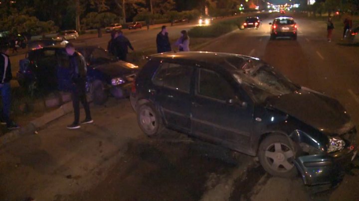 ACCIDENT în Capitală. Un şofer a sărit cu mașina peste bordură, iar un alt automobil a fost proiectat în copac (VIDEO/FOTO)