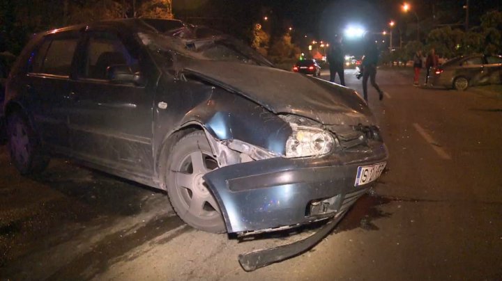 ACCIDENT în Capitală. Un şofer a sărit cu mașina peste bordură, iar un alt automobil a fost proiectat în copac (VIDEO/FOTO)