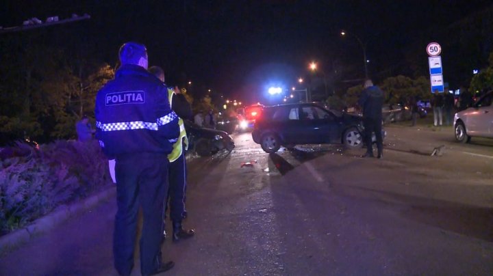 ACCIDENT în Capitală. Un şofer a sărit cu mașina peste bordură, iar un alt automobil a fost proiectat în copac (VIDEO/FOTO)