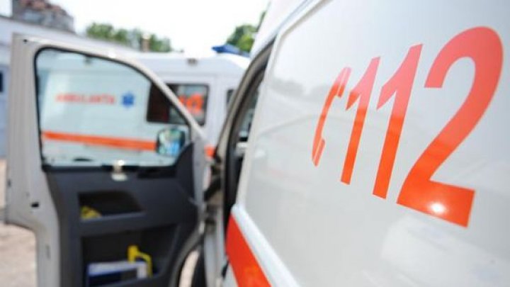 Accident în Bacău, între o maşină şi un microbuz: 16 persoane, rănite