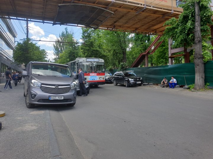 Accident SCUMP pe strada Puşkin din Capitală. Un troleibuz nu a avut loc de un mercedes (FOTO)