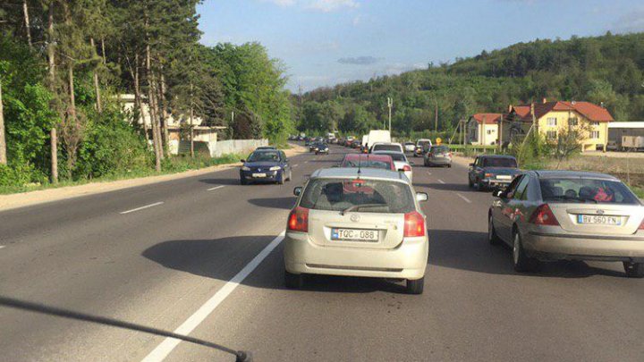 AGLOMERAȚIE la intrarea în Capitală. Se merge bară la bară pe strada Calea Orheiului