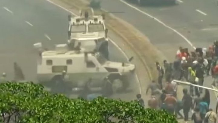 Proteste VIOLENTE în Venezuela. Momentul în care un vehicul blindat intră în mulțime (VIDEO)