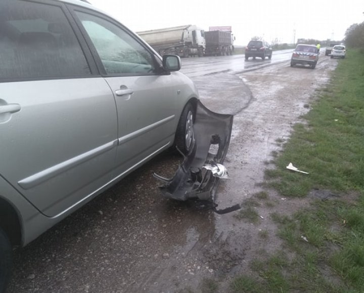 ACCIDENT VIOLENT la ieșirea din Bălți. Un TIR a derapat de pe carosabil, după ce s-a lovit cu o maşină (FOTO)