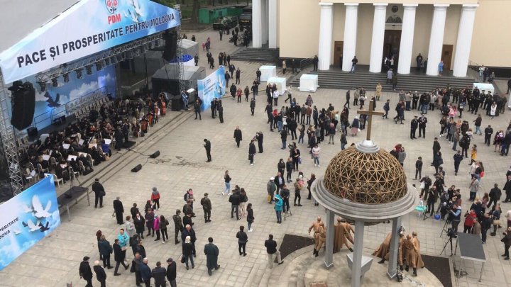 Urmărește LIVE pe PUBLIKA.MD evenimentele din scuarul Catedralei din Chișinău (VIDEO)