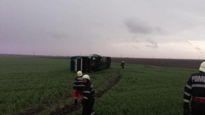 Momentul când tornada răstoarnă autocarul. Imagini din interior și ce îi strigau pasagerii șoferului