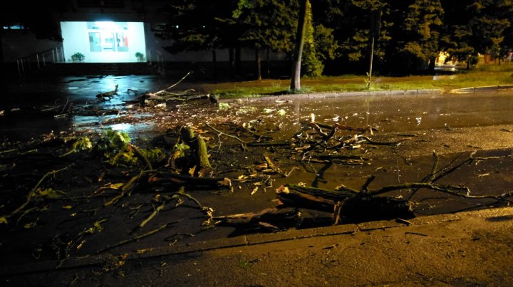 TABLOU SUMBRU în ţară în urma ploilor: Case inundate, drumuri deteriorate, copaci doborâţi şi lacuri revărsate (FOTO)