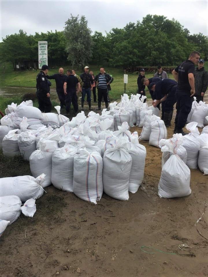 ALERTĂ la UNGHENI. Salvatorii, poliţiştii şi autorităţile locale întreprind acţiuni de urgenţă pentru prevenirea inundaţiilor (VIDEO) 