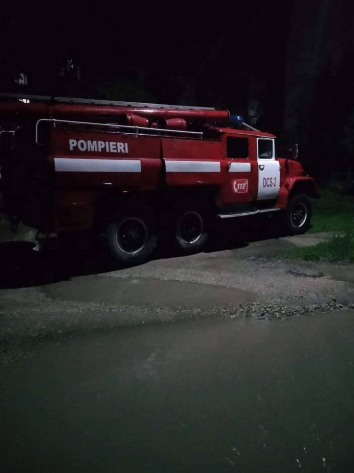 TABLOU SUMBRU în ţară în urma ploilor: Case inundate, drumuri deteriorate, copaci doborâţi şi lacuri revărsate (FOTO)