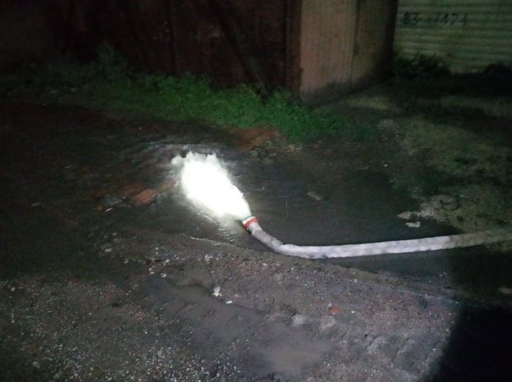 TABLOU SUMBRU în ţară în urma ploilor: Case inundate, drumuri deteriorate, copaci doborâţi şi lacuri revărsate (FOTO)