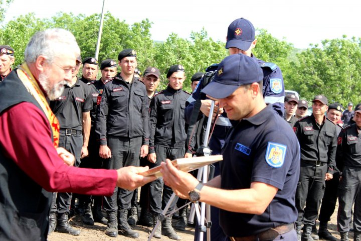 Diplome, medalii și mențiuni pentru salvatorii, ostașii, dar și muncitorii instituțiilor guvernamentale care au fortificat digul de la Crocmaz 