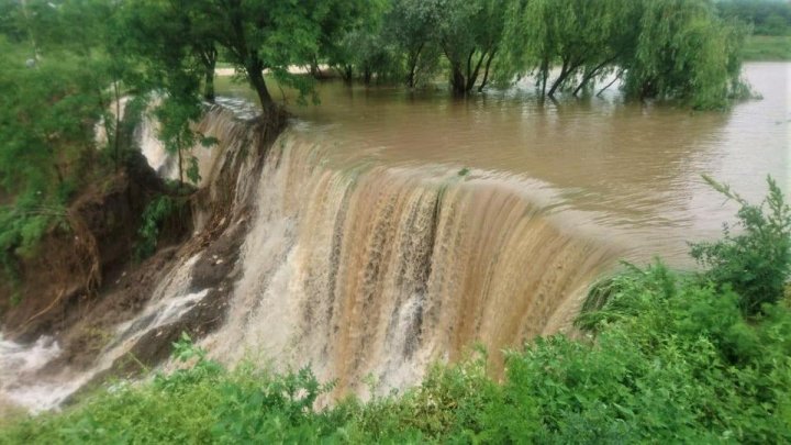 ALERTĂ la UNGHENI. Salvatorii, poliţiştii şi autorităţile locale întreprind acţiuni de urgenţă pentru prevenirea inundaţiilor (VIDEO) 