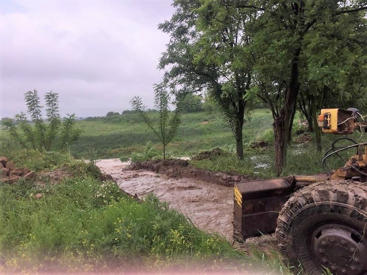 ALERTĂ la UNGHENI. Salvatorii, poliţiştii şi autorităţile locale întreprind acţiuni de urgenţă pentru prevenirea inundaţiilor (VIDEO) 