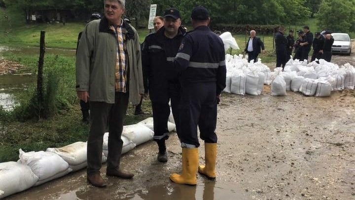 ALERTĂ la UNGHENI. Salvatorii, poliţiştii şi autorităţile locale întreprind acţiuni de urgenţă pentru prevenirea inundaţiilor (VIDEO) 