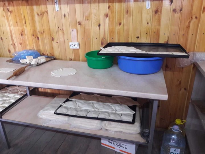 Nu ştii CE mănânci. Trei cetăţeni ai Uzbekistanului făceau PATEURI în condiţii ANTISANITARE într-o piaţă din Capitală (FOTO)