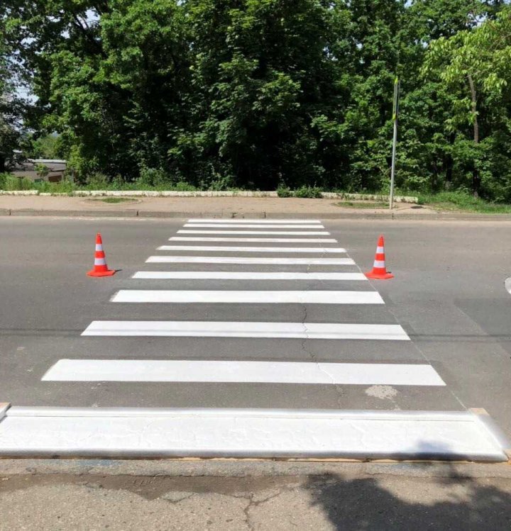 Lucrările de aplicare a marcajului rutier pe străzile din Chișinău sunt în toi. Vor fi de TREI culori (FOTO)