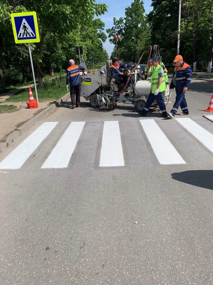 Lucrările de aplicare a marcajului rutier pe străzile din Chișinău sunt în toi. Vor fi de TREI culori (FOTO)