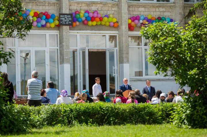 În satul Voinova din Străşeni a fost inaugurat iluminatul stradal şi renovate Casa de Cultură şi Centrul Medical 