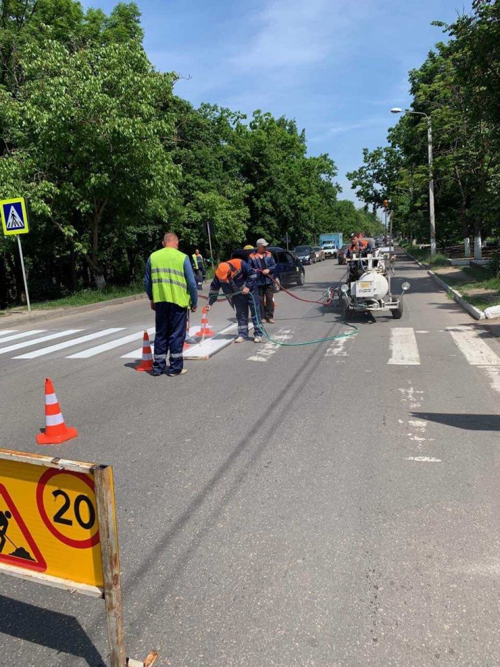 Lucrările de aplicare a marcajului rutier pe străzile din Chișinău sunt în toi. Vor fi de TREI culori (FOTO)